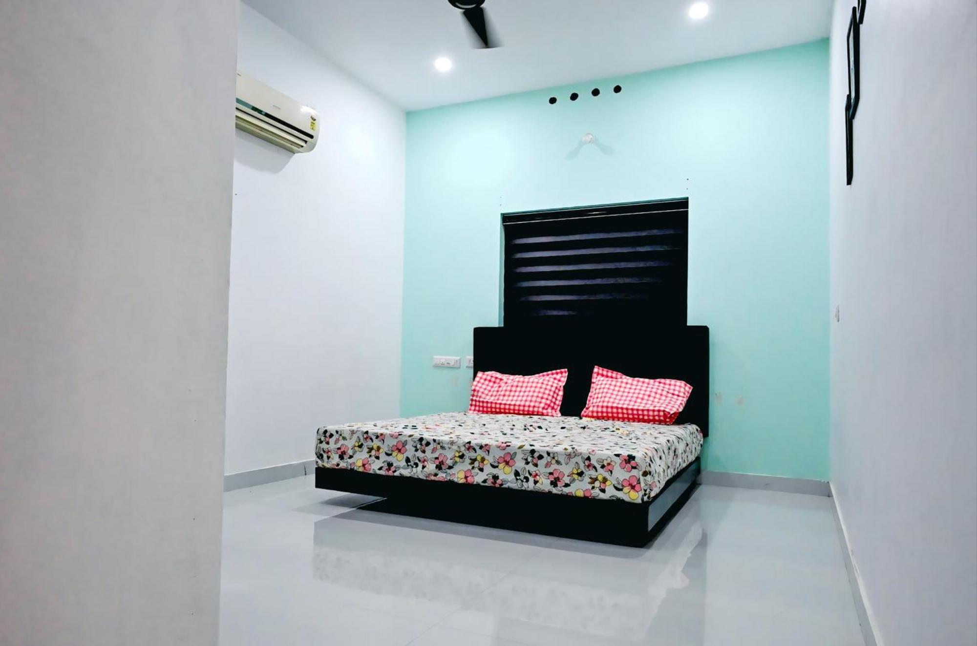 Apartmán Elamkulam Penthouse - 3Bhk Ac With Kitchen - Kochi Chottanikara Exteriér fotografie